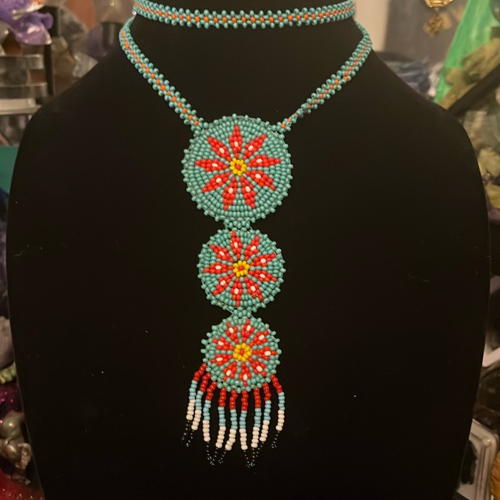 Native hand beaded necklace - Picture 1 of 4